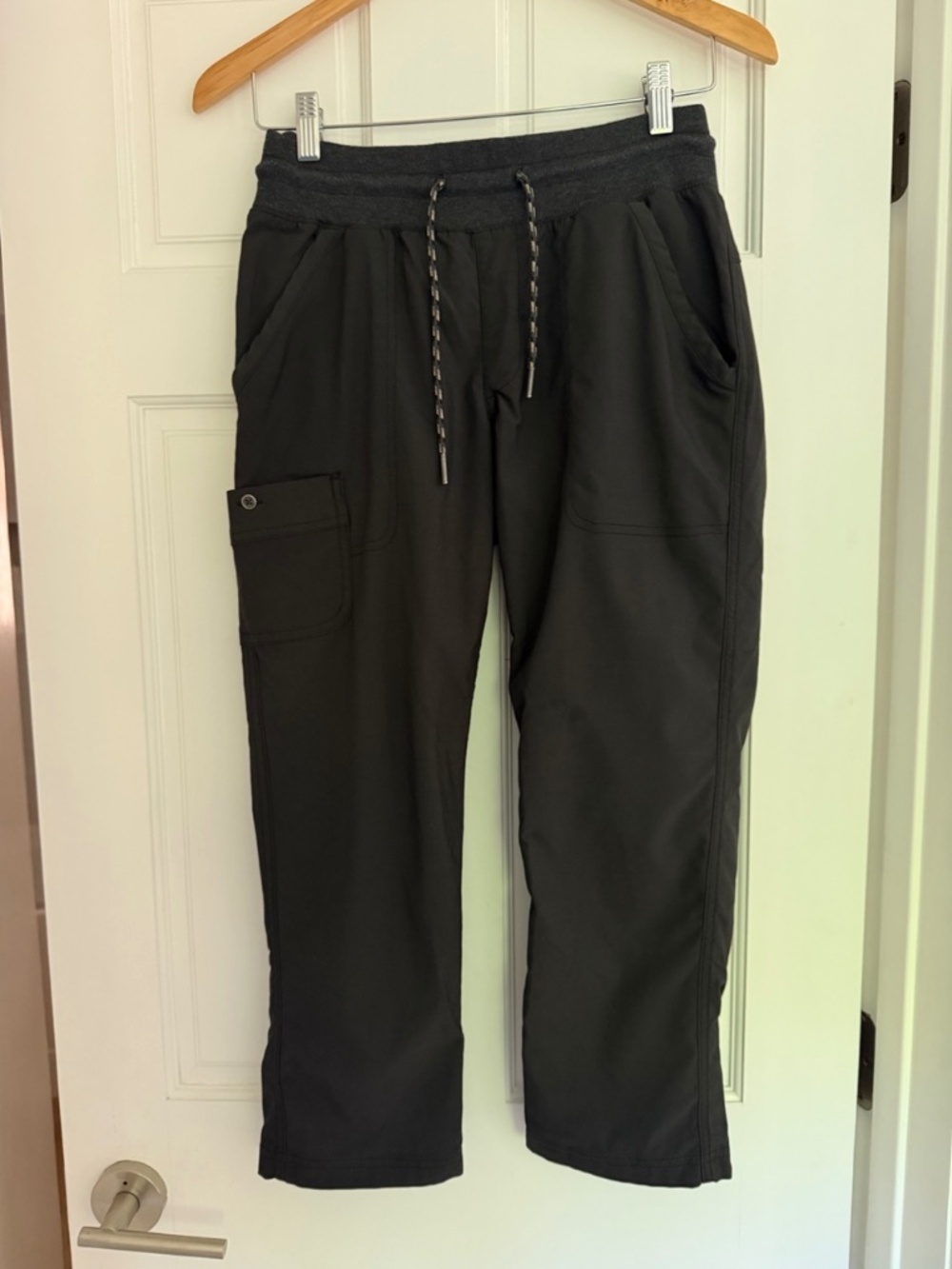 Columbia Capri hiking pants in charcoal